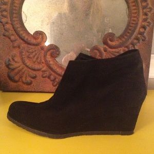 STUART WEITZMAN SZ 7 BLACK WEDGE ANKLE BOOT F14